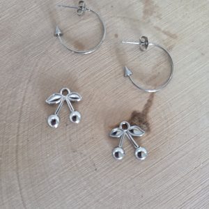 Charm acier cerise argent