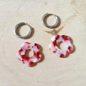 Charm fleur rouge marbré