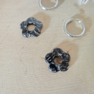 Charm petite fleur noir irisé