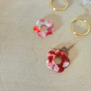 Charm petite fleur rouge marbré