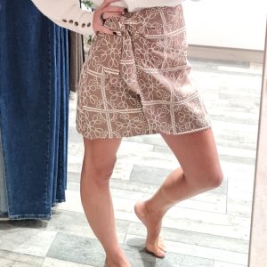 Jupe courte brodée beige
